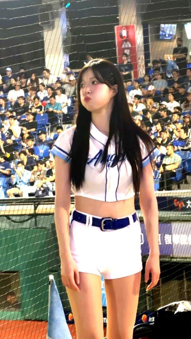 燈光沒打過來，但她還是主角